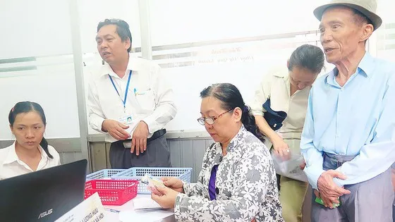Từ ngày 16-4, cán bộ tới tận nhà chi trả lương hưu cho hưu trí tại TPHCM ảnh 1