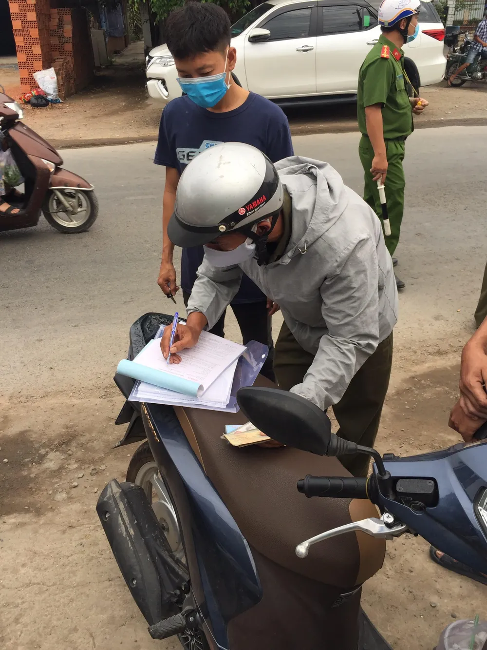 Huyện Củ Chi, TPHCM xử phạt 876 người không đeo khẩu trang nơi công cộng ảnh 1