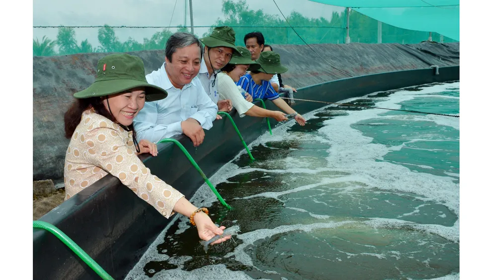 Chủ tịch HĐND TPHCM Nguyễn Thị Lệ tìm hiểu mô hình nuôi tôm ở Cần Giờ. Ảnh: VIỆT DŨNG