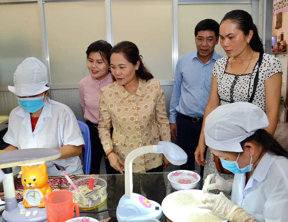 Chủ tịch HĐND TPHCM Nguyễn Thị Lệ khảo sát về phát triển sản phẩm chủ lực ở huyện Cần Giờ ảnh 1