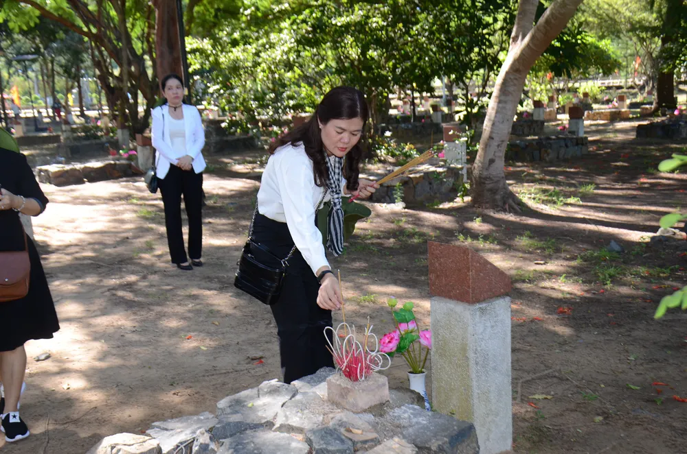 Lãnh đạo TPHCM dâng hương tưởng niệm Anh hùng liệt sĩ tại Nghĩa trang Hàng Dương huyện Côn Đảo  ảnh 5