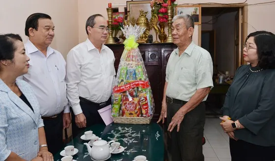 TPHCM tặng quà hơn 75.700 thương binh, liệt sĩ nhân dịp 27-7 ảnh 1