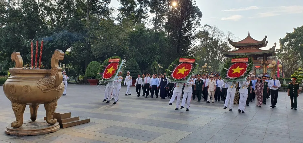 Lãnh đạo TPHCM dâng hương tưởng niệm các anh hùng liệt sĩ ảnh 3