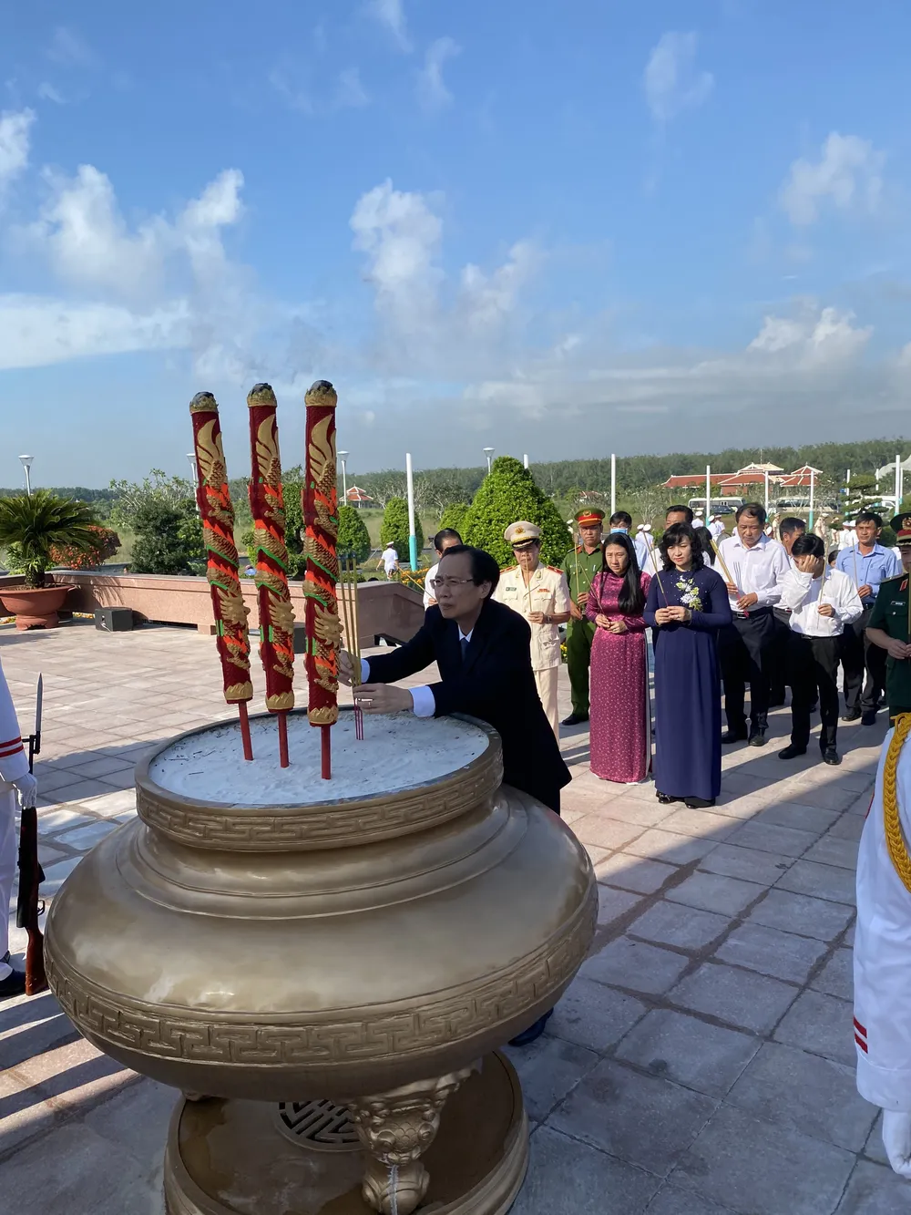 Lãnh đạo TPHCM dâng hương tưởng niệm các anh hùng liệt sĩ ảnh 4