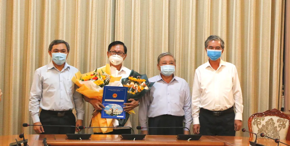 Phó Chủ tịch UBND TPHCM Ngô Minh Châu trao quyết định cán bộ ảnh 2