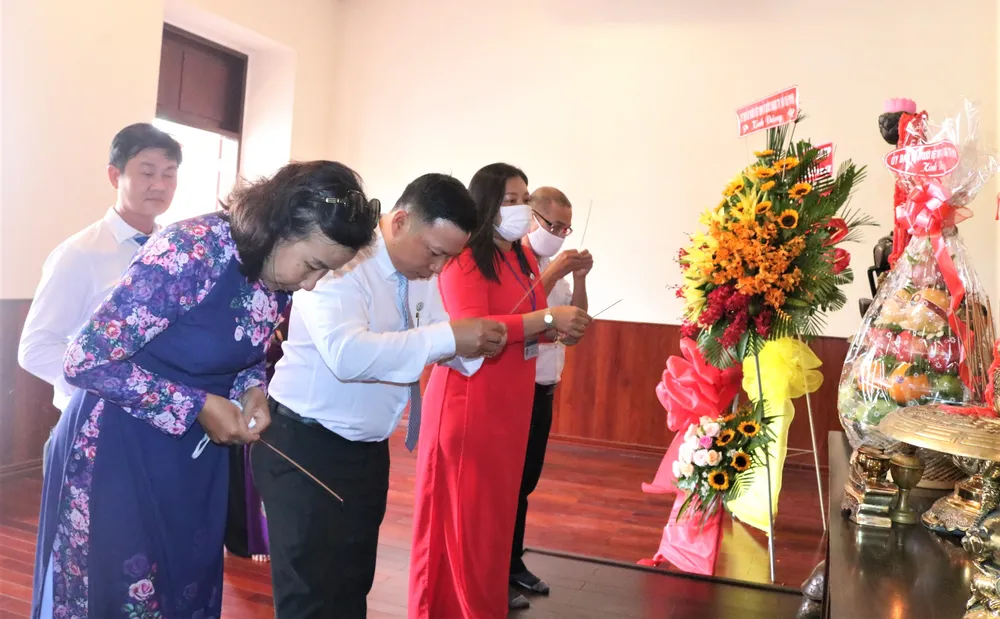 Kiều bào dâng hương Chủ tịch Hồ Chí Minh nhân dịp Quốc khánh 2-9 ảnh 2