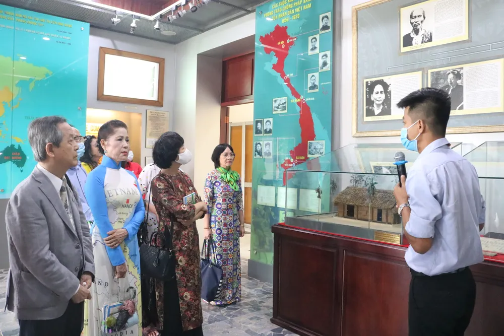 Kiều bào dâng hương Chủ tịch Hồ Chí Minh nhân dịp Quốc khánh 2-9 ảnh 3