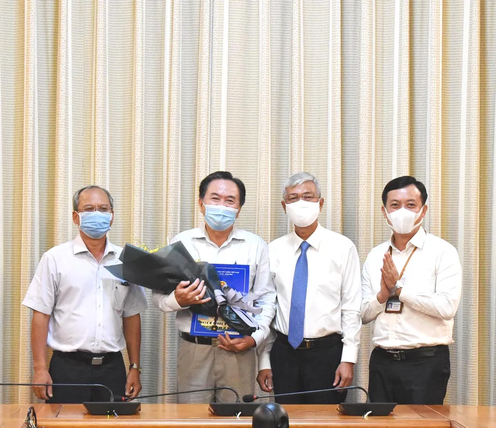 Phó Chủ tịch UBND TPHCM Võ Văn Hoan trao quyết định cán bộ  ảnh 2