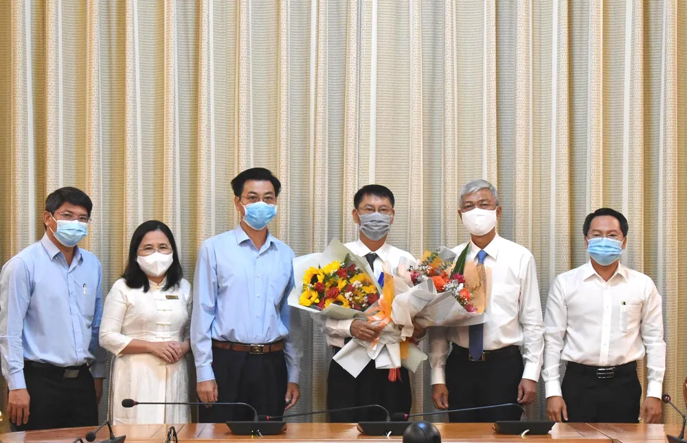 Phó Chủ tịch UBND TPHCM Võ Văn Hoan trao quyết định cán bộ  ảnh 1