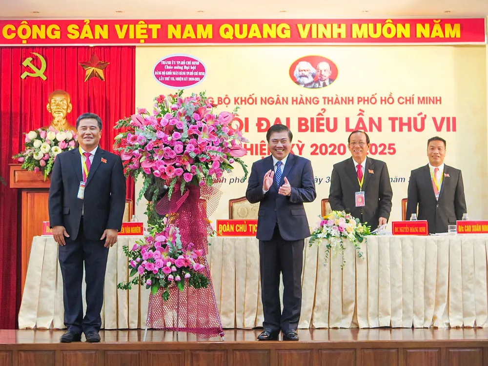 Chủ tịch UBND TPHCM yêu cầu ngân hàng hỗ trợ doanh nghiệp, hỗ trợ người dân để giảm “tín dụng đen” ảnh 1