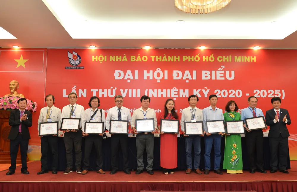 Nhà báo Trần Trọng Dũng tái đắc cử Chủ tịch Hội Nhà báo TPHCM ảnh 6