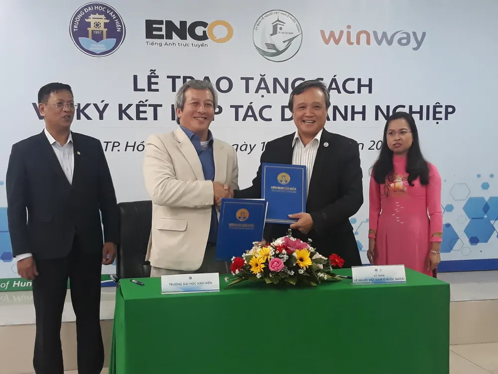 Kiều bào Võ Tá Hân tặng sách các trường đại học ảnh 1