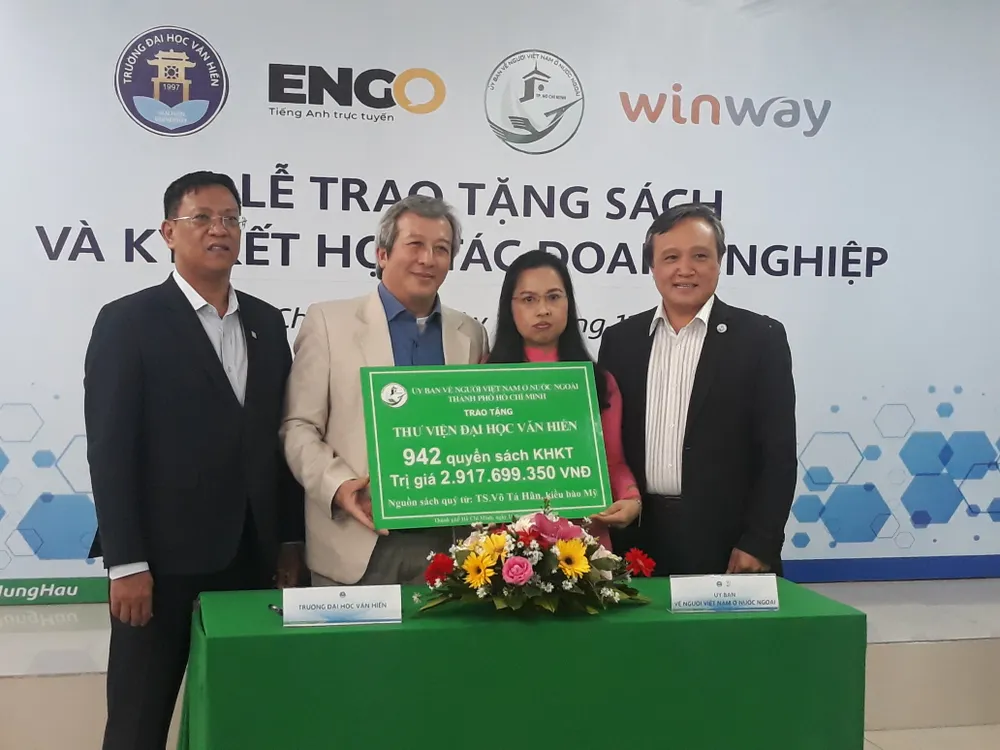 Kiều bào Võ Tá Hân tặng sách các trường đại học ảnh 2