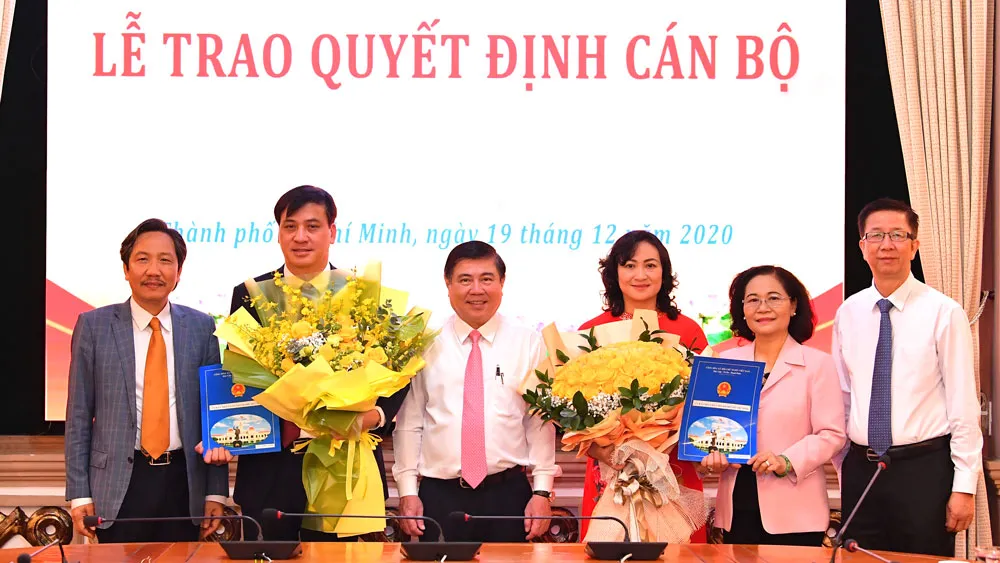 Chủ tịch UBND TPHCM Nguyễn Thành Phong, Chủ tịch HĐND TPHCM Nguyễn Thị Lệ cùng các đồng chí lãnh đạo chúc mừng 2 tân Phó Chủ tịch UBND TPHCM Phan Thị Thắng và Lê Hòa Bình. Ảnh: VIỆT DŨNG