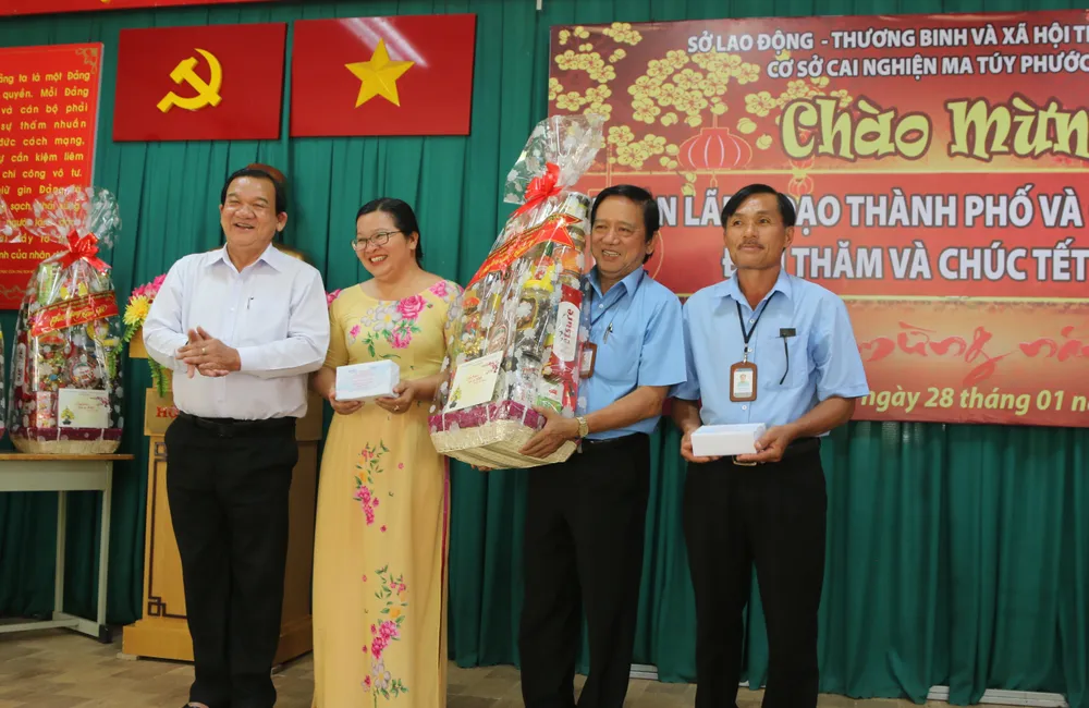 Đoàn lãnh đạo TPHCM chúc tết Cơ sở cai nghiện ma túy Phước Bình ảnh 2