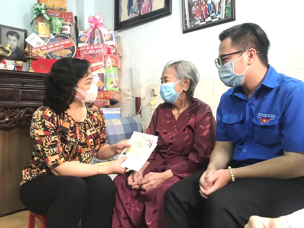 Phó Chủ tịch UBND TPHCM Phan Thị Thắng thăm, chúc tết các hộ dân ảnh 1