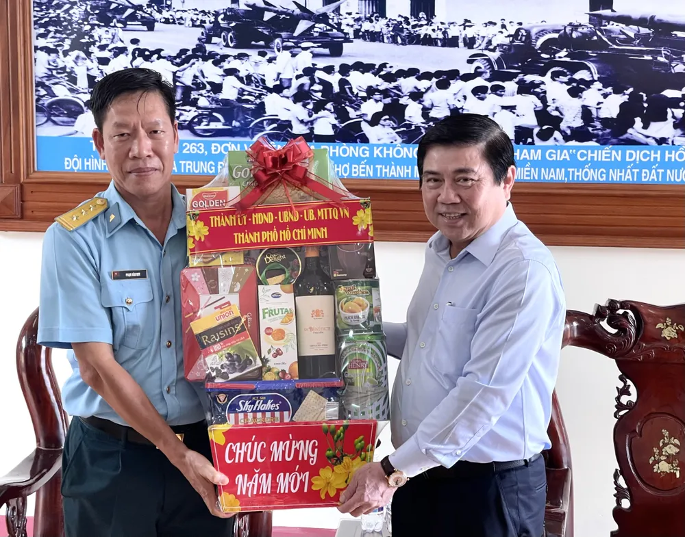 Chủ tịch UBND TPHCM Nguyễn Thành Phong thăm, chúc tết các đơn vị và người dân ảnh 1