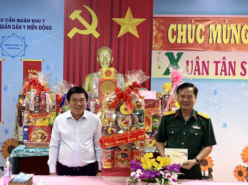 Chủ tịch UBND TPHCM Nguyễn Thành Phong thăm, chúc tết các đơn vị và người dân ảnh 2