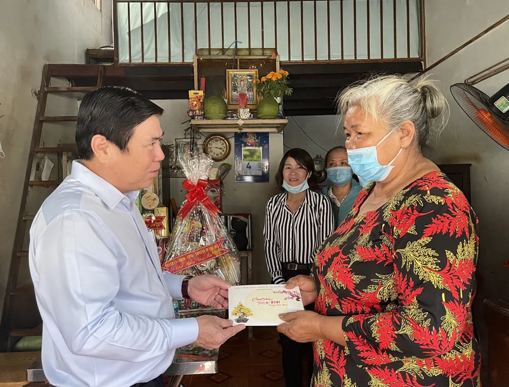Chủ tịch UBND TPHCM Nguyễn Thành Phong thăm, chúc tết các đơn vị và người dân ảnh 4