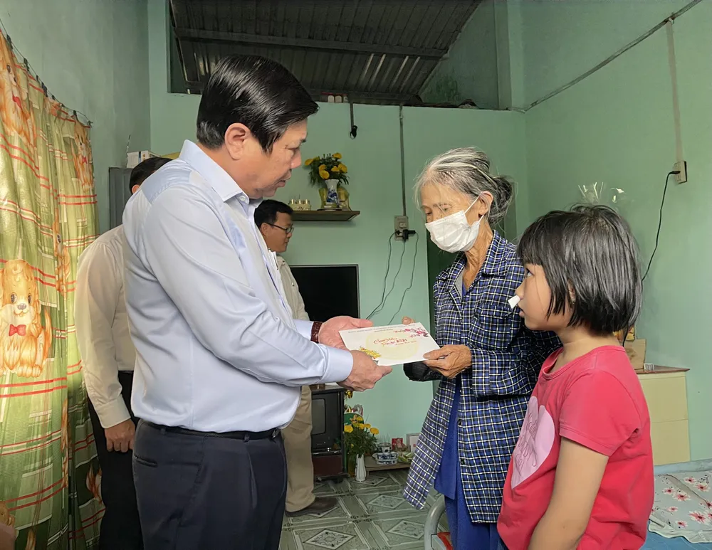 Chủ tịch UBND TPHCM Nguyễn Thành Phong thăm, chúc tết các đơn vị và người dân ảnh 5