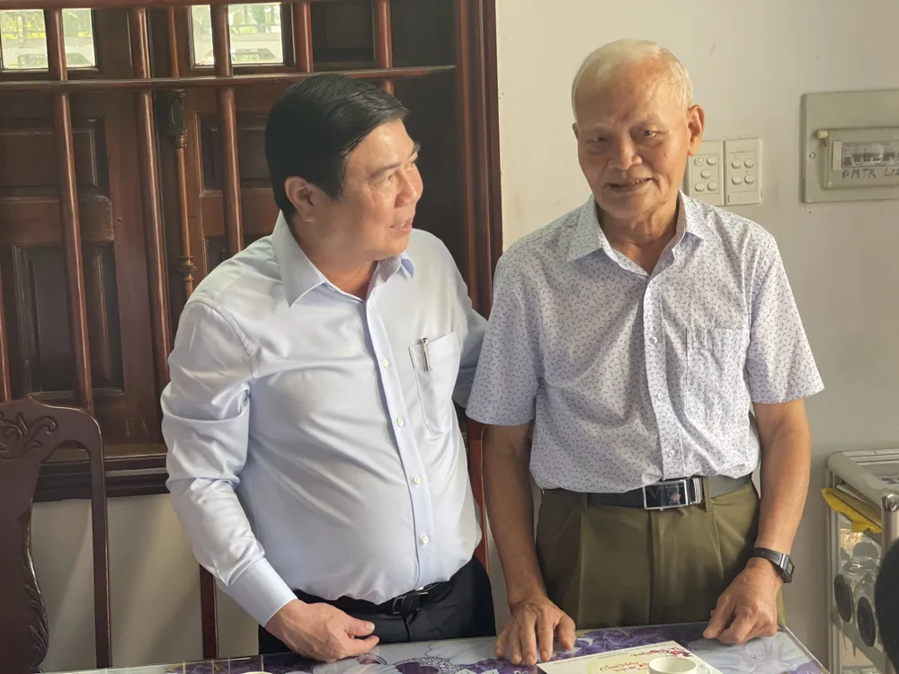 Chủ tịch UBND TPHCM Nguyễn Thành Phong thăm, chúc tết các đơn vị và người dân ảnh 6