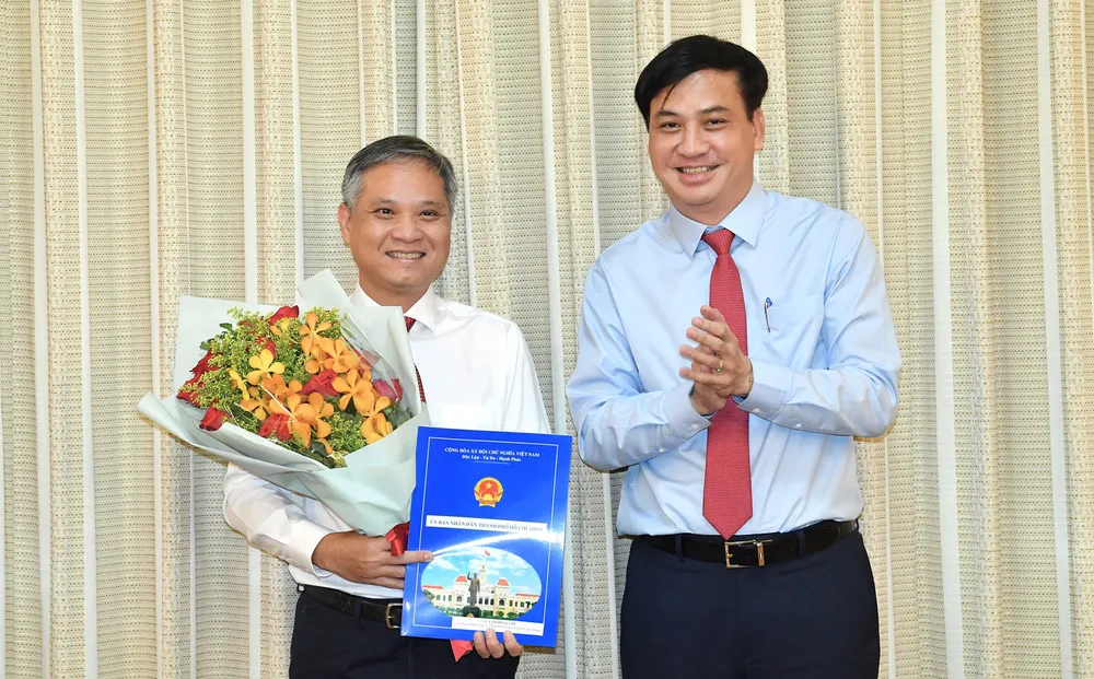 Phó Chủ tịch UBND TPHCM Lê Hoà Bình trao quyết định cho ông Lâm Hoài Anh. Ảnh: VIỆT DŨNG
