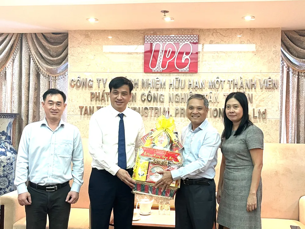 Phó Chủ tịch UBND TPHCM Lê Hòa Bình thăm, chúc tết các cơ quan, đơn vị ảnh 3