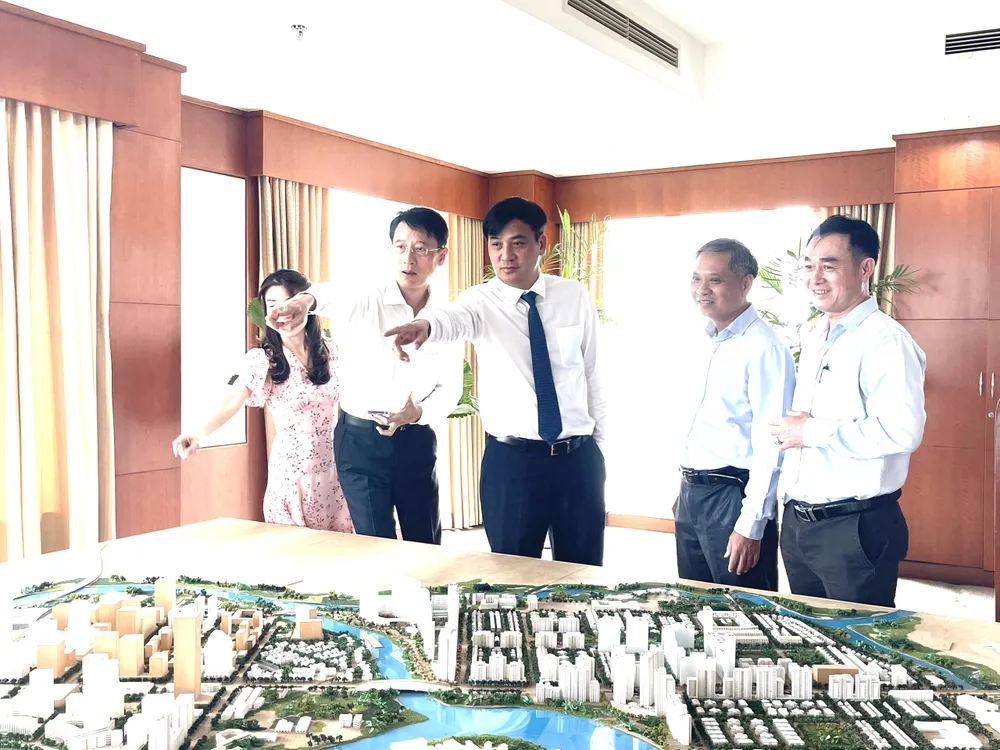 Phó Chủ tịch UBND TPHCM Lê Hòa Bình thăm, chúc tết các cơ quan, đơn vị ảnh 4