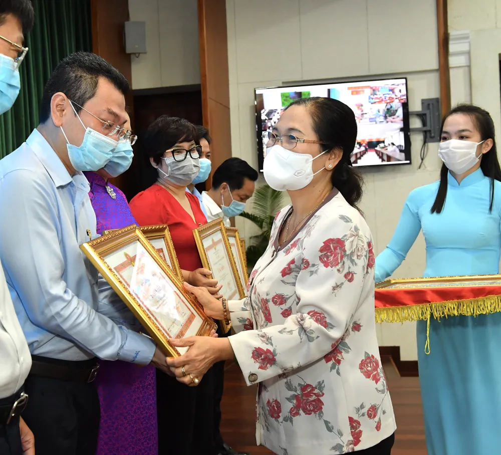 Chủ tịch UBND TPHCM Nguyễn Thành Phong ''điểm mặt'' sở ngành ''ngâm'' hồ sơ của doanh nghiệp ảnh 5