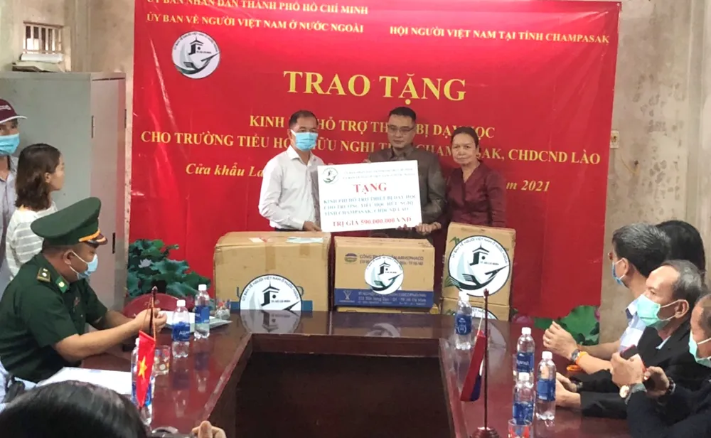 TPHCM trao tặng 590 triệu đồng tới Trường Tiểu học Hữu nghị tỉnh Champasak, Lào ảnh 1
