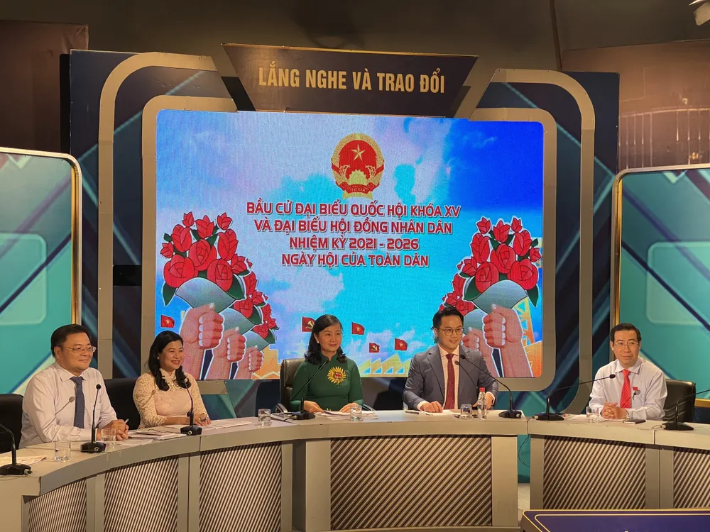 Cử tri phải tự mình đi bầu cử, không được nhờ người khác bầu cử thay ảnh 1