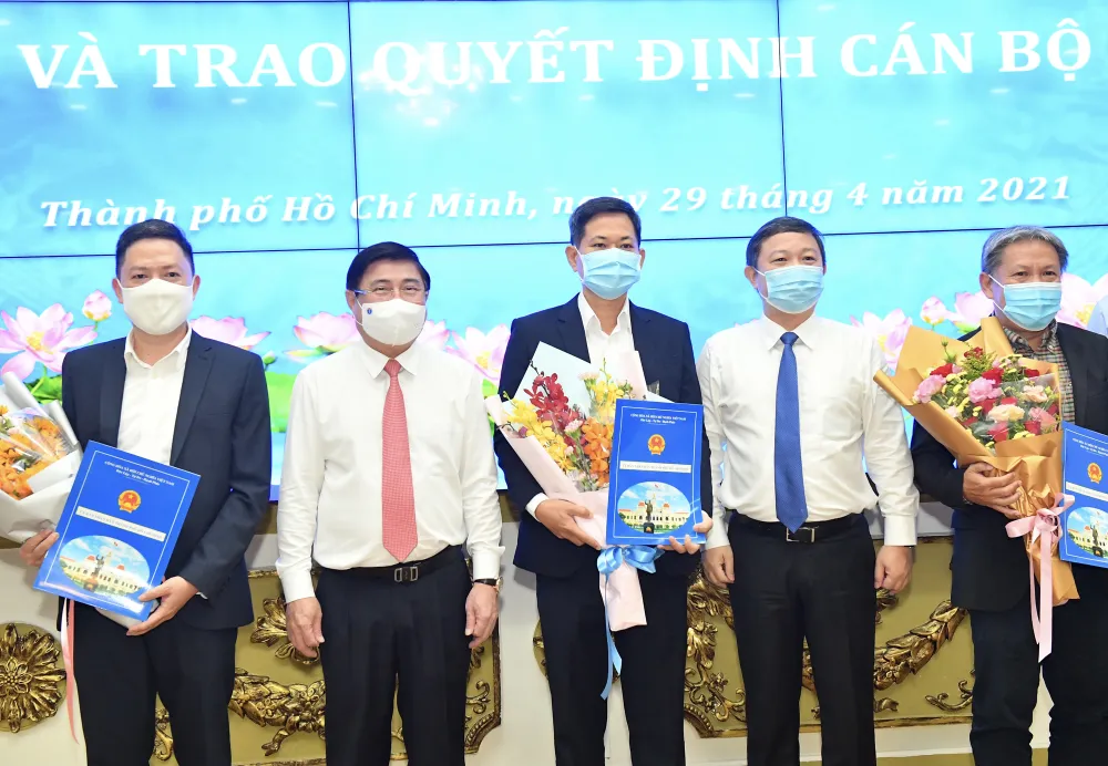 Chủ tịch UBND TPHCM Nguyễn Thành Phong trao quyết định thành lập các cơ quan báo chí và bổ nhiệm nhân sự ảnh 3