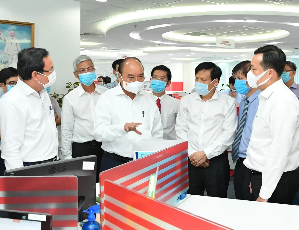 Chủ tịch nước Nguyễn Xuân Phúc, Bí thư Thành ủy TPHCM Nguyễn Văn Nên thăm Tòa soạn Báo SGGP. Ảnh: VIỆT DŨNG