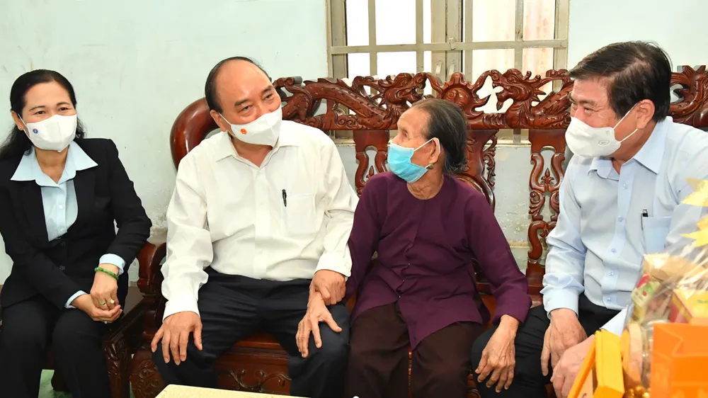 Chủ tịch nước Nguyễn Xuân Phúc thăm, tặng quà một số gia đình chính sách tại huyện Hóc Môn, TPHCM ảnh 2