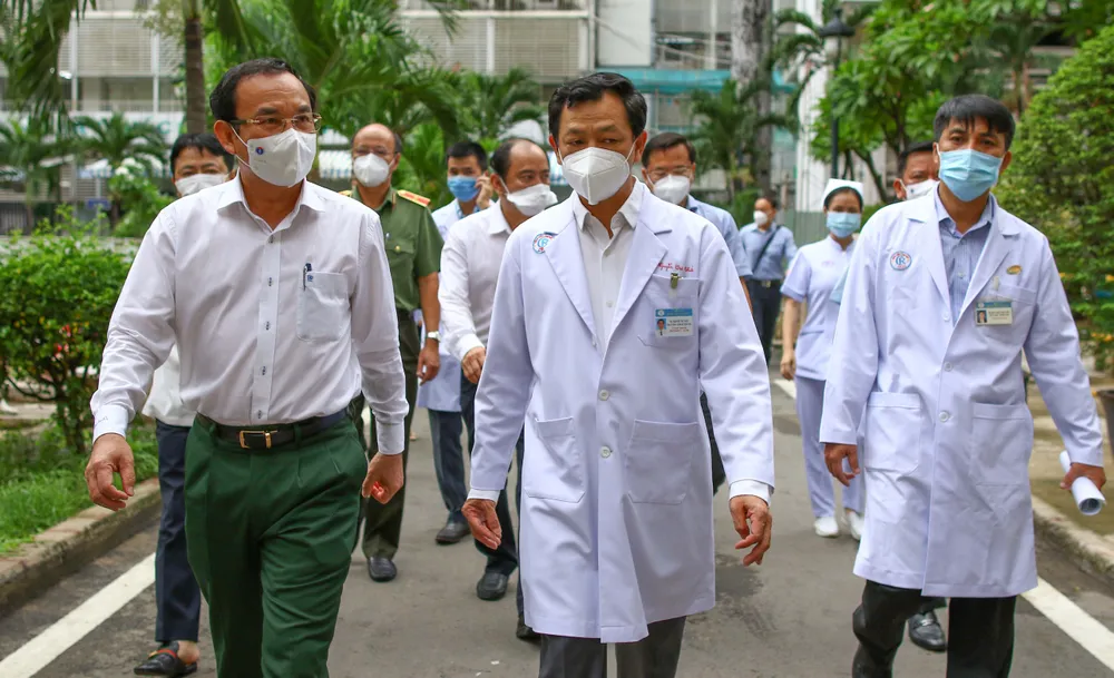 Bí thư Thành ủy TPHCM Nguyễn Văn Nên thăm cán bộ công an mắc Covid-19 ảnh 1