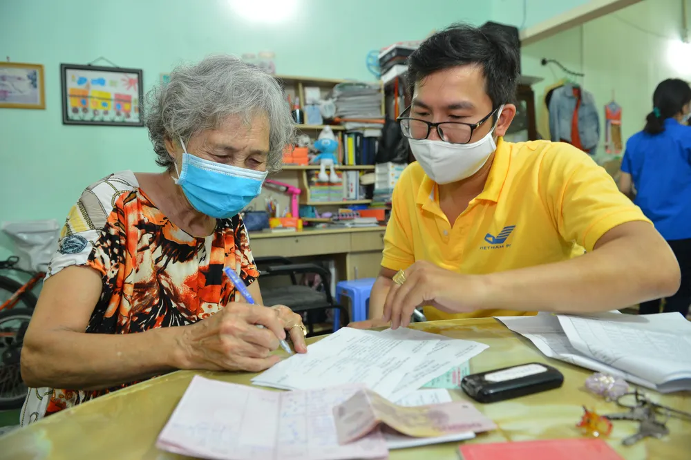  Thực hiện giãn cách, hồ sơ hành chính chuyển qua bưu điện tại TPHCM tăng vọt  ảnh 1