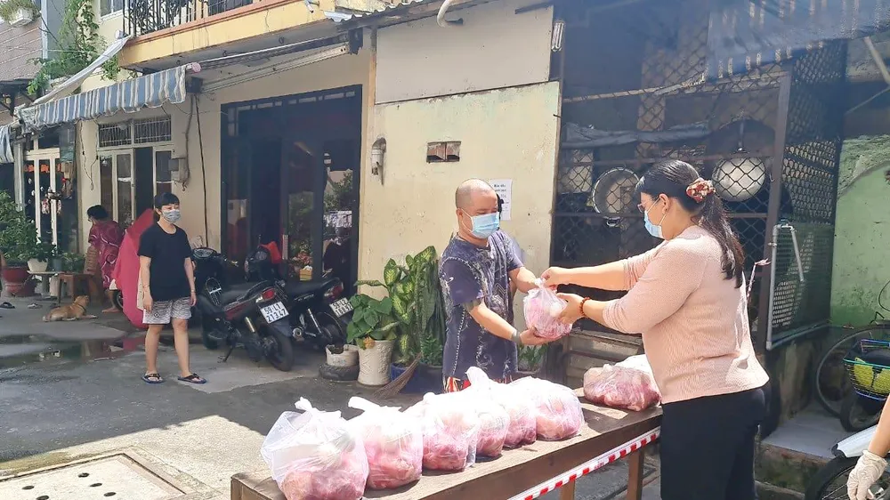 Quận 8 trao 4 tấn rau củ quả đến từng hộ dân đang cách ly, phong tỏa tạm thời ảnh 3