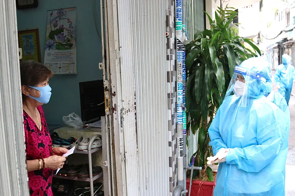 Chủ tịch HĐND TPHCM Nguyễn Thị Lệ kiểm tra công tác phòng chống dịch Covid-19 tại quận 3, quận 10 ảnh 1