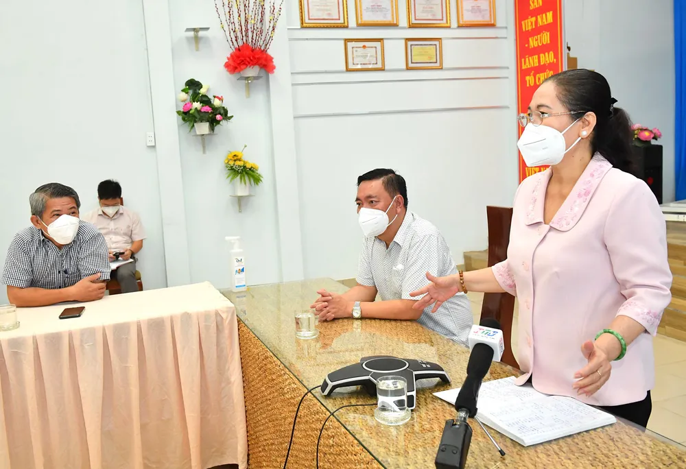 Chủ tịch HĐND TPHCM Nguyễn Thị Lệ kiểm tra công tác phòng chống dịch Covid-19 tại quận 3, quận 10 ảnh 3