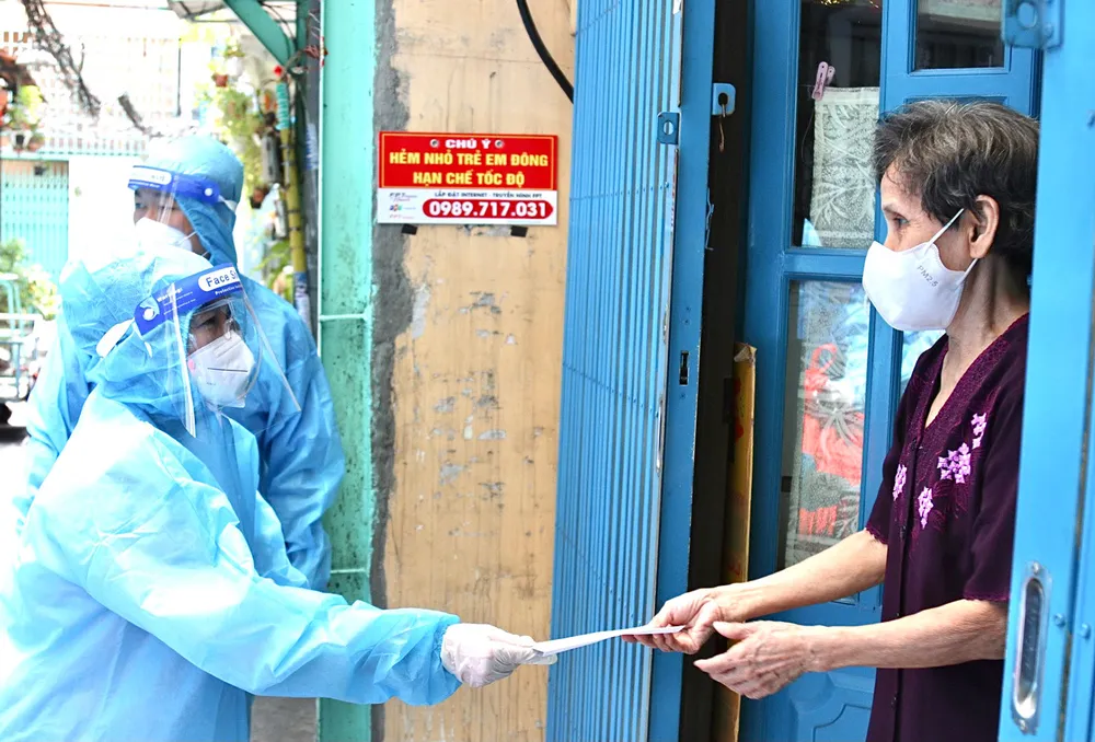 Chủ tịch HĐND TPHCM Nguyễn Thị Lệ kiểm tra công tác phòng chống dịch Covid-19 tại quận 3, quận 10 ảnh 2