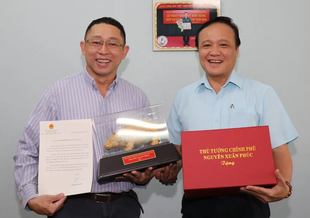 UBND TPHCM tặng Huy hiệu TPHCM tới 7 kiều bào tiêu biểu  ảnh 2