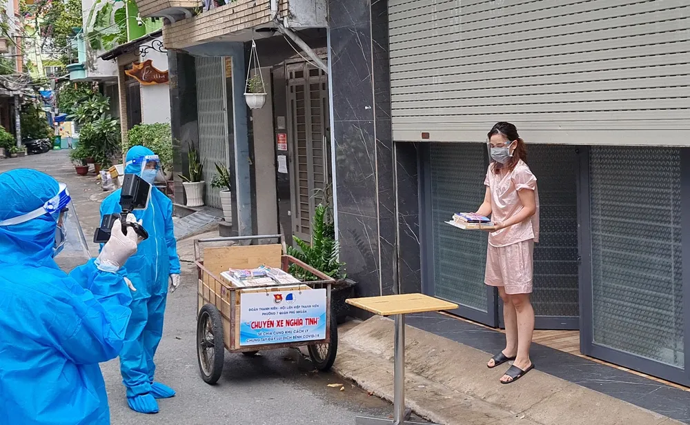 Nhiều cá nhân đơn vị thăm, tặng quà các khu cách ly ảnh 7