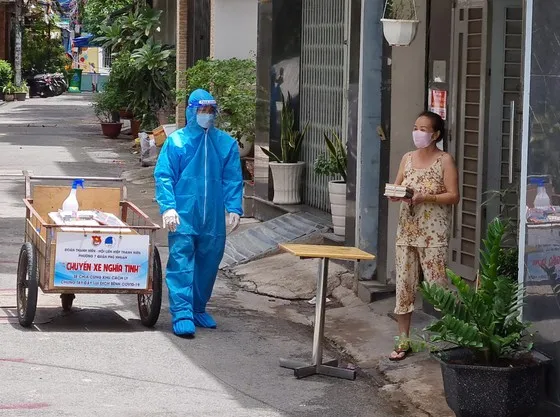 Nhiều cá nhân đơn vị thăm, tặng quà các khu cách ly ảnh 6