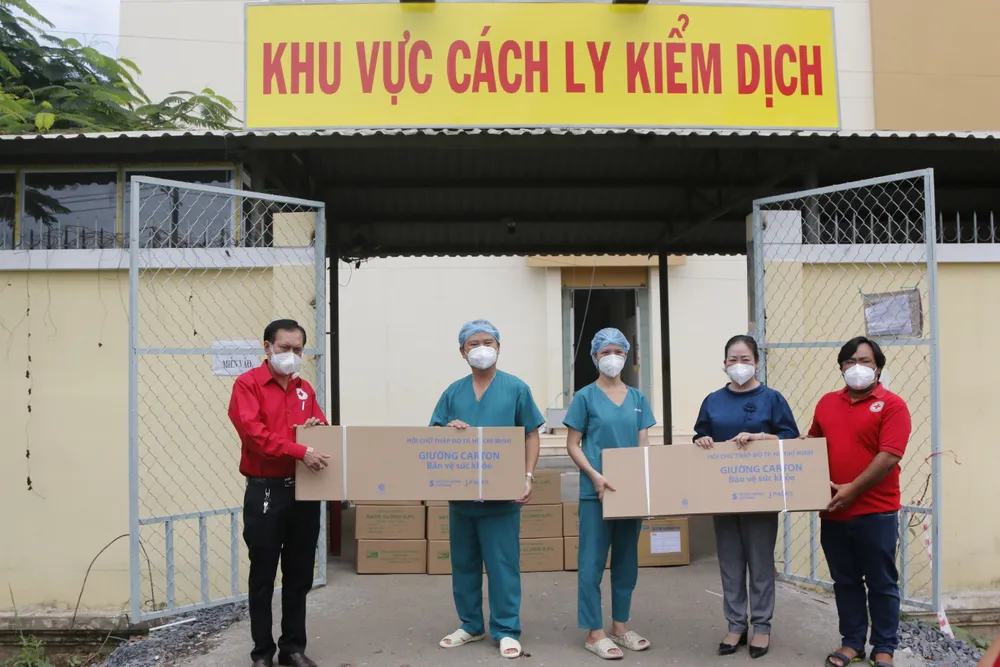 Nhiều cá nhân đơn vị thăm, tặng quà các khu cách ly ảnh 4
