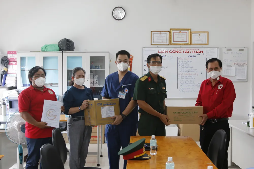 Nhiều cá nhân đơn vị thăm, tặng quà các khu cách ly ảnh 3