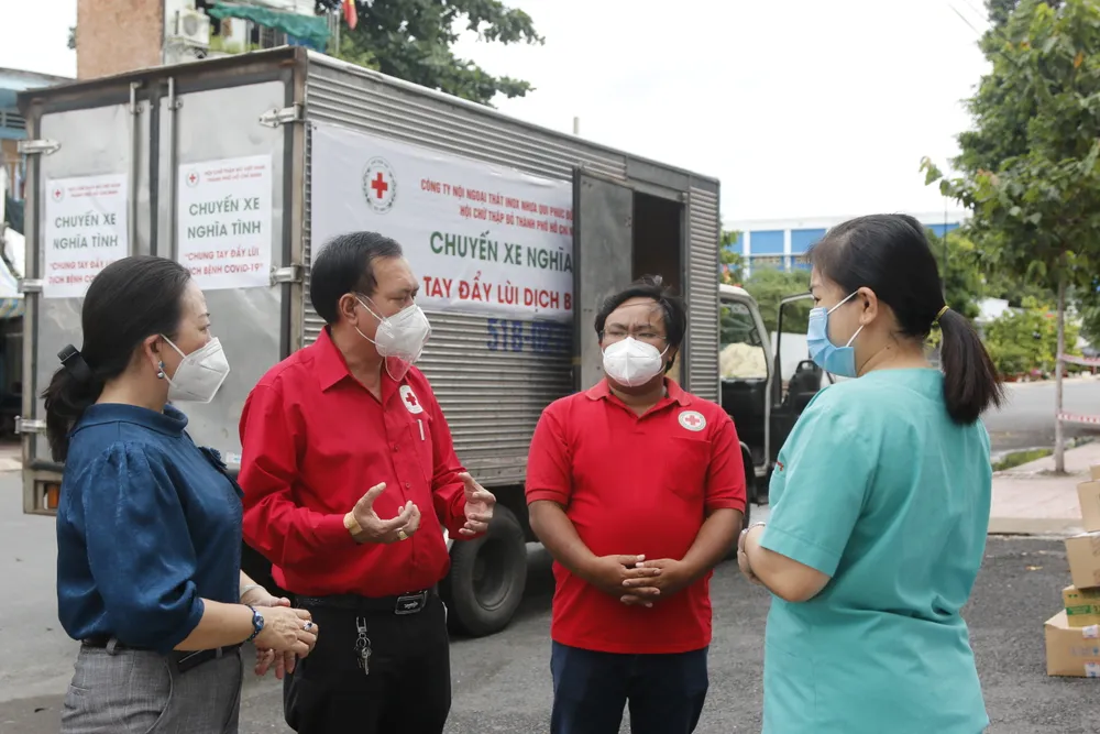 Nhiều cá nhân đơn vị thăm, tặng quà các khu cách ly ảnh 2