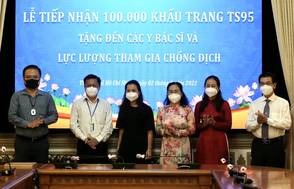 HĐND TPHCM tiếp nhận 100.000 khẩu trang TS95 do kiều bào tặng các lực lượng chống dịch Covid-19 ảnh 1