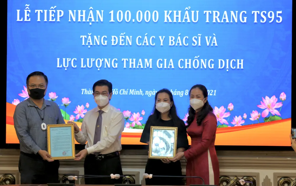 HĐND TPHCM tiếp nhận 100.000 khẩu trang TS95 do kiều bào tặng các lực lượng chống dịch Covid-19 ảnh 3