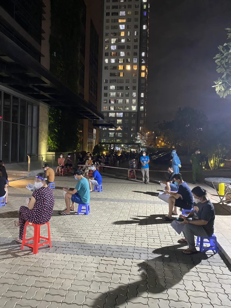 Quận 8 tiêm vaccine di động ban đêm ảnh 1