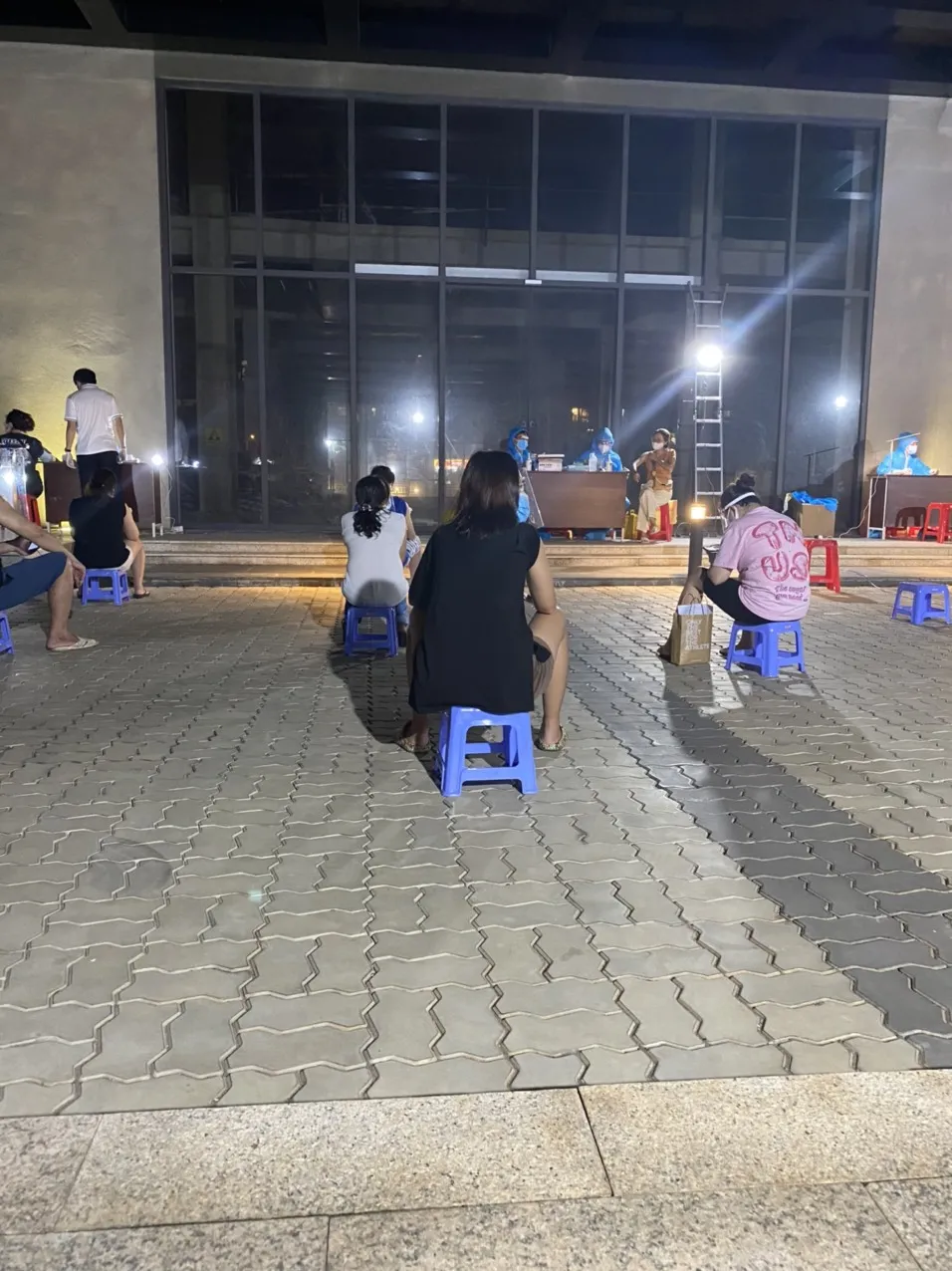 Quận 8 tiêm vaccine di động ban đêm ảnh 2